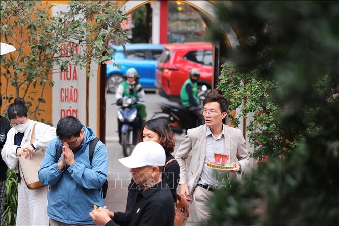 Những lễ vật đầu năm theo bước chân người đi lễ, mang theo ước vọng bình an và may mắn. Ảnh: Phạm Tuấn Anh - TTXVN