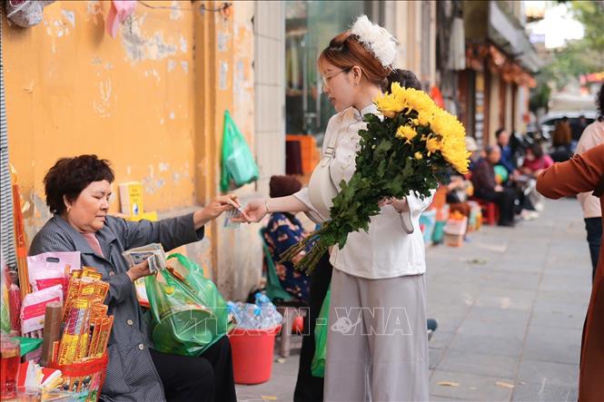 Người dân đến lễ chùa Quán Sứ (Hà Nội). Ảnh: Phạm Tuấn Anh - TTXVN