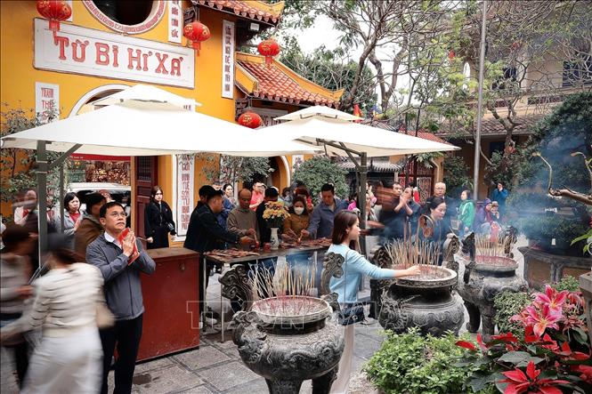 Người dân làm lễ cầu an trong dịp Rằm tháng Giêng tại chùa Quán Sứ. Vào những ngày đầu năm, nhiều người đến chùa dâng hương, chuẩn bị lễ vật và thành tâm khấn nguyện, mong một năm bình an, thuận lợi. Ảnh: Phạm Tuấn Anh - TTXVN