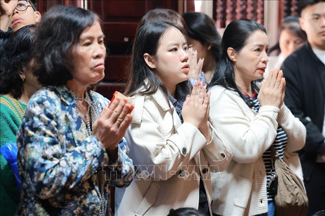 Người dân đi lễ tại Chùa Trấn Quốc (Hà Nội) ngày Rằm tháng Giêng. Ảnh: Lê Đông - TTXVN