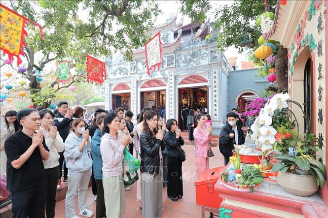 Người dân đi lễ tại Phủ Tây Hồ (Hà Nội) ngày Rằm tháng Giêng. Ảnh: Lê Đông - TTXVN