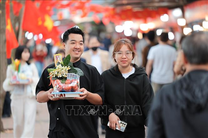 Rằm tháng Giêng là một ngày lễ quan trọng của người Việt, mọi người đến lễ chùa để cầu mong sự may mắn, bình an. Ảnh: Lê Đông - TTXVN