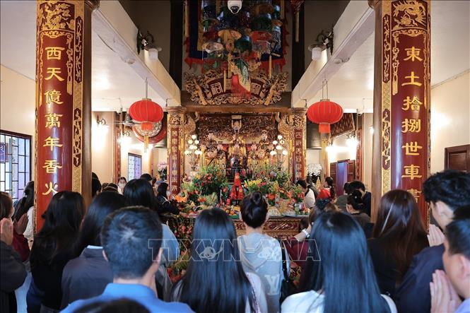 Phủ Tây Hồ (Hà Nội) có đông đảo người dân tới lễ, mong cầu bình an trong ngày Rằm tháng Giêng. Ảnh: Lê Đông - TTXVN