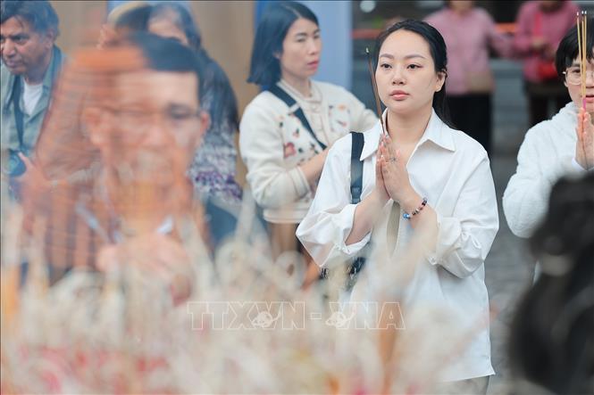 Người dân đi lễ tại Chùa Trấn Quốc (Hà Nội) ngày Rằm tháng Giêng. Ảnh: Lê Đông - TTXVN