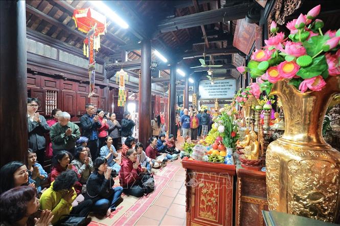 Chùa Trấn Quốc (Hà Nội) có đông đảo người dân tới lễ, mong cầu bình an trong ngày Rằm tháng Giêng. Ảnh: Lê Đông - TTXVN