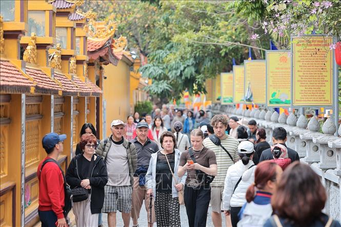 Chùa Trấn Quốc (Hà Nội) có đông đảo người dân tới lễ, mong cầu bình an trong ngày Rằm tháng Giêng. Ảnh: Lê Đông - TTXVN