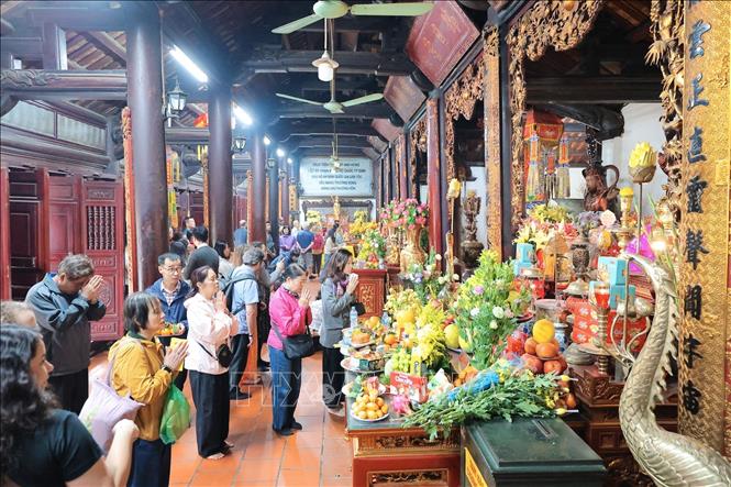 Chùa Trấn Quốc (Hà Nội) có đông đảo người dân tới lễ, mong cầu bình an trong ngày Rằm tháng Giêng. Ảnh: Lê Đông - TTXVN