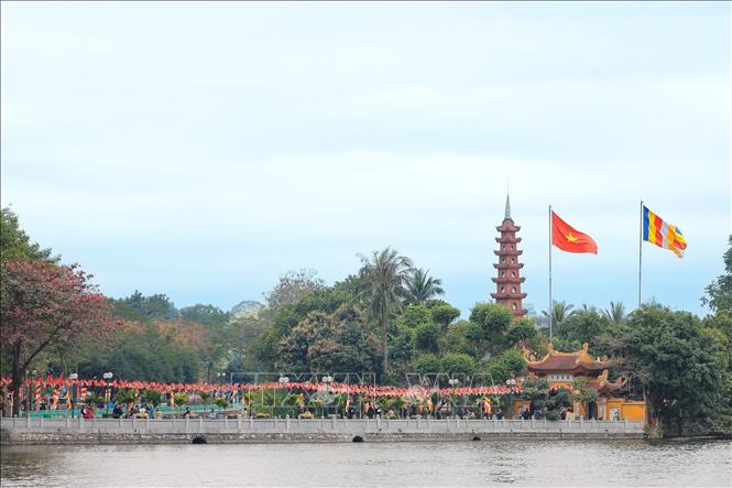 Chùa Trấn Quốc (Hà Nội) đón đông đảo người dân tới lễ, mong cầu bình an trong ngày Rằm tháng Giêng. Ảnh: Lê Đông - TTXVN
