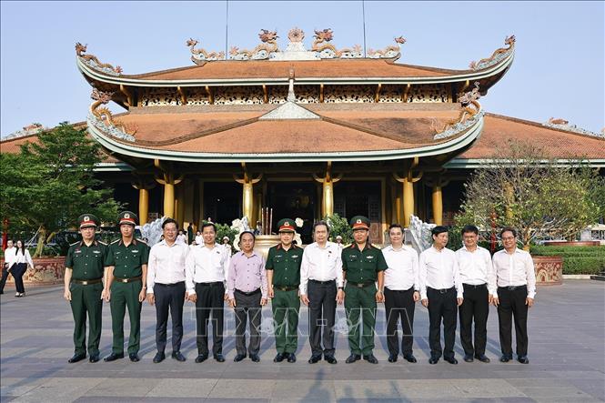 Chủ tịch Quốc hội Trần Thanh Mẫn dâng hoa, dâng hương tại Đền Tưởng niệm Liệt sĩ Bến Dược. Ảnh: Doãn Tấn - TTXVN