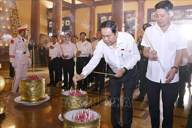 Chủ tịch Quốc hội Trần Thanh Mẫn dâng hoa, dâng hương tại Đền Tưởng niệm Liệt sĩ Bến Dược. Ảnh: Doãn Tấn - TTXVN