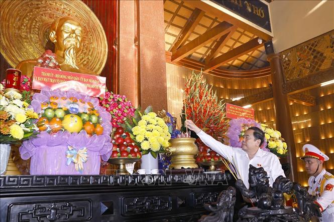 Chủ tịch Quốc hội Trần Thanh Mẫn dâng hoa, dâng hương tại Đền Tưởng niệm Liệt sĩ Bến Dược. Ảnh: Doãn Tấn - TTXVN