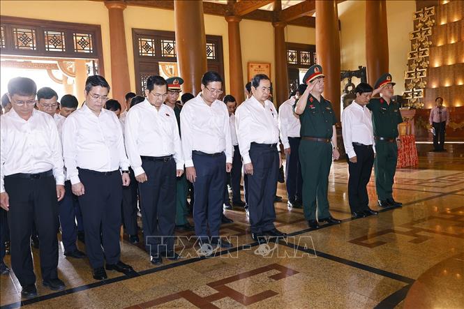 Chủ tịch Quốc hội Trần Thanh Mẫn dâng hoa, dâng hương tại Đền Tưởng niệm Liệt sĩ Bến Dược. Ảnh: Doãn Tấn - TTXVN