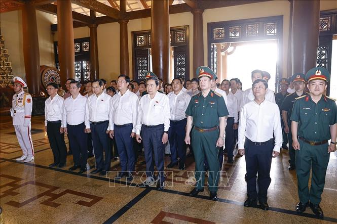 Chủ tịch Quốc hội Trần Thanh Mẫn dâng hoa, dâng hương tại Đền Tưởng niệm Liệt sĩ Bến Dược. Ảnh: Doãn Tấn - TTXVN