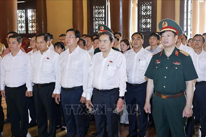 Chủ tịch Quốc hội Trần Thanh Mẫn dâng hoa, dâng hương tại Đền Tưởng niệm Liệt sĩ Bến Dược. Ảnh: Doãn Tấn - TTXVN