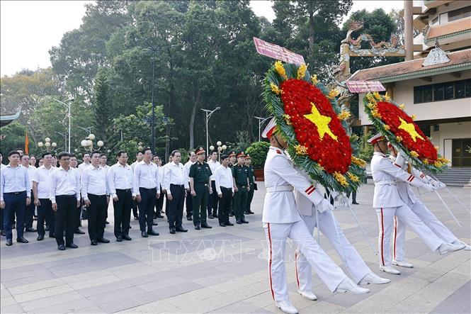Chủ tịch Quốc hội Trần Thanh Mẫn dâng hoa, dâng hương tại Đền Tưởng niệm Liệt sĩ Bến Dược. Ảnh: Doãn Tấn - TTXVN