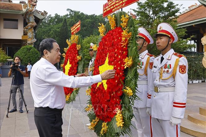 Chủ tịch Quốc hội Trần Thanh Mẫn dâng hoa, dâng hương tại Đền Tưởng niệm Liệt sĩ Bến Dược. Ảnh: Doãn Tấn - TTXVN