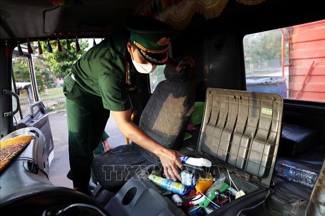 Lực lượng Biên phòng Đồn Cửa khẩu Quốc tế Dinh Bà, kiểm tra phương tiện trước khi nhập cảnh tại Cửa khẩu Quốc tế Dinh Bà, xã Tân Hộ Cơ, tỉnh Đồng Tháp. Ảnh: Phạm Hậu – TTXVN