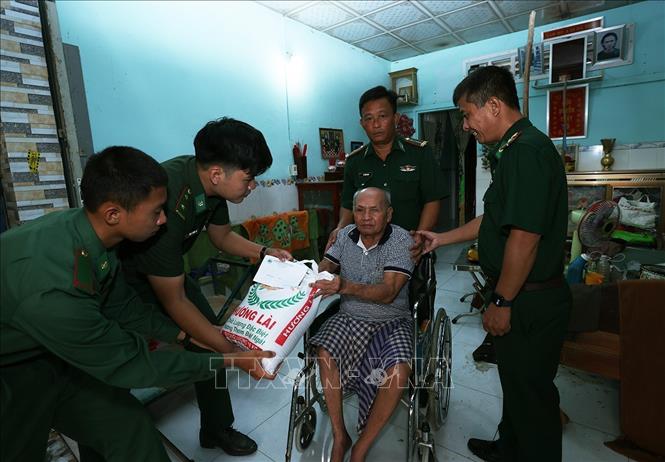 Bộ đội Biên phòng Đồn Cửa khẩu Quốc tế Dinh Bà tặng quà cho hộ dân có hoàn cảnh khó khăn Đặng Văn Hưng, xã Tân Hộ Cơ, tỉnh Đồng Tháp. Ảnh: Vũ Sinh – TTXVN 