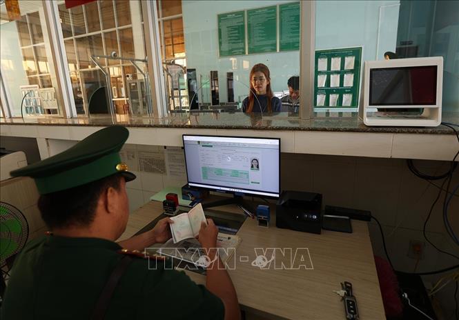 Bộ đội Biên phòng làm thủ tục cho khách nhập cảnh tại Cửa khẩu Quốc tế Dinh Bà, xã Tân Hộ Cơ, tỉnh Đồng Tháp. Ảnh: Vũ Sinh – TTXVN 