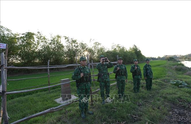 Bộ đội Biên phòng Đồn Cửa khẩu Quốc tế Dinh Bà tổ chức tuần tra bảo vệ khu vực biên giới ở cột mốc 231, xã Tân Hộ Cơ, tỉnh Đồng Tháp. Ảnh: Vũ Sinh – TTXVN 