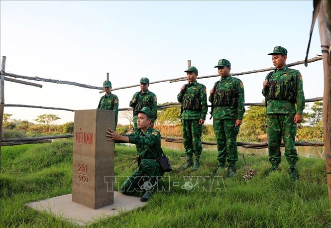 Bộ đội Biên phòng Đồn Cửa khẩu Quốc tế Dinh Bà tổ chức tuần tra bảo vệ khu vực biên giới ở cột mốc 231, xã Tân Hộ Cơ, tỉnh Đồng Tháp. Ảnh: Phạm Hậu – TTXVN 