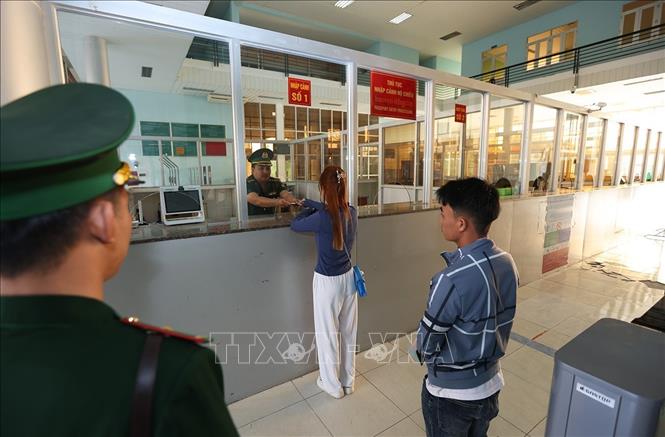 Bộ đội Biên phòng làm thủ tục cho khách nhập cảnh ở Cửa khẩu Quốc tế Dinh Bà, xã Tân Hộ Cơ, tỉnh Đồng Tháp. Ảnh: Vũ Sinh – TTXVN 