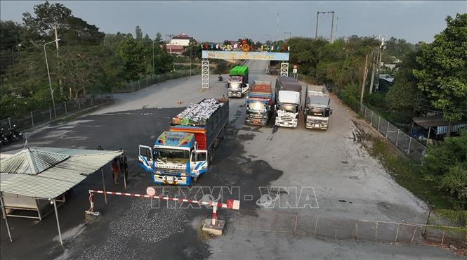 Các phương tiện chờ nhập cảnh tại Cửa khẩu Quốc tế Dinh Bà, xã Tân Hộ Cơ, tỉnh Đồng Tháp. Ảnh: Vũ Sinh – TTXVN 