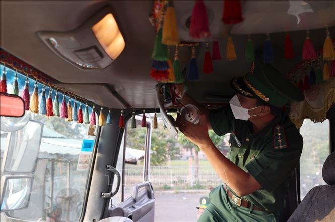 Lực lượng Biên phòng Đồn Cửa khẩu Quốc tế Dinh Bà, kiểm tra phương tiện nhập cảnh tại Cửa khẩu Quốc tế Dinh Bà, xã Tân Hộ Cơ, tỉnh Đồng Tháp. Ảnh: Phạm Hậu – TTXVN