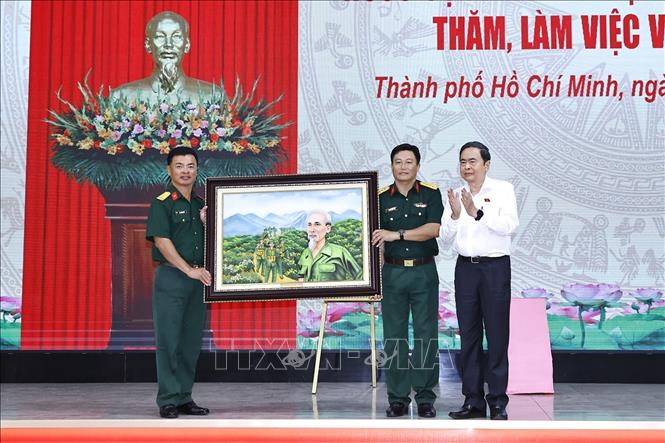 Chủ tịch Quốc hội Thanh Mẫn trao tặng bức tranh Bác Hồ cho Sư đoàn 9, Quân đoàn 34. Ảnh: Doãn Tấn - TTXVN