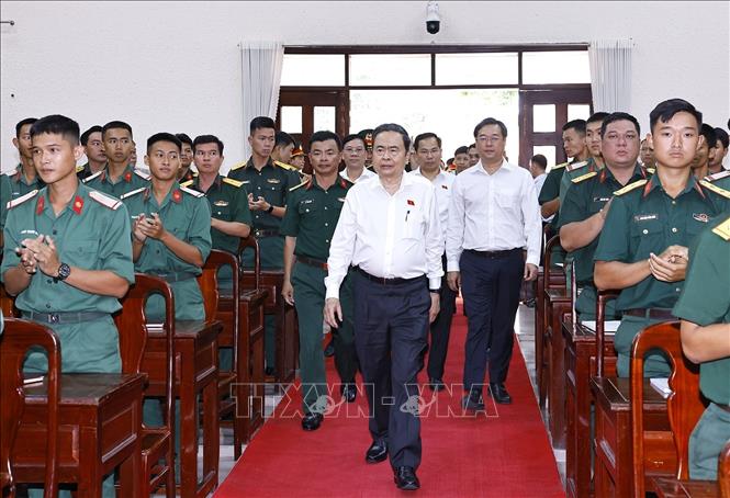 Chủ tịch Quốc hội Trần Thanh Mẫn thăm, làm việc với Sư đoàn 9, Quân đoàn 34. Ảnh: Doãn Tấn - TTXVN