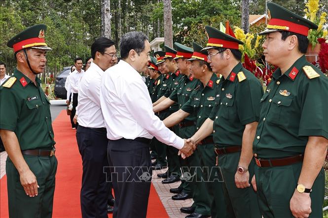 Chủ tịch Quốc hội Trần Thanh Mẫn thăm, làm việc với Sư đoàn 9, Quân đoàn 34. Ảnh: Doãn Tấn - TTXVN
