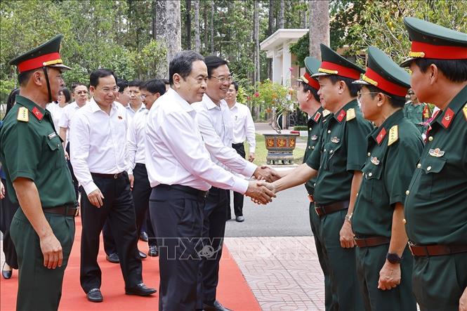 Chủ tịch Quốc hội Trần Thanh Mẫn thăm, làm việc với Sư đoàn 9, Quân đoàn 34. Ảnh: Doãn Tấn - TTXVN