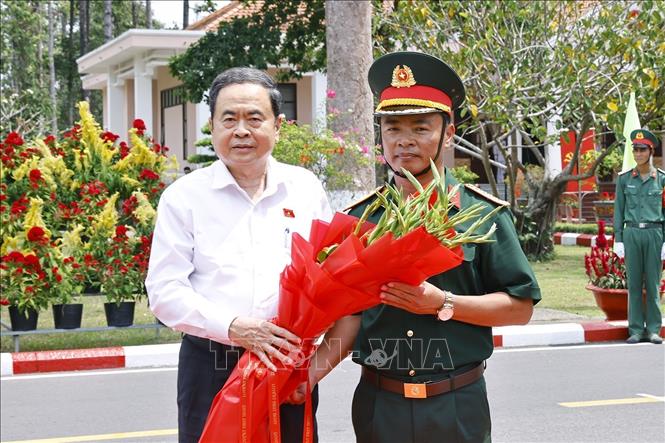 Chủ tịch Quốc hội Trần Thanh Mẫn thăm, làm việc với Sư đoàn 9, Quân đoàn 34. Ảnh: Doãn Tấn - TTXVN