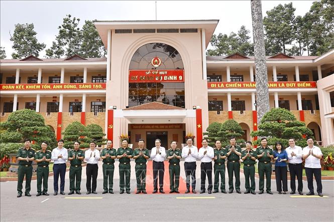 Chủ tịch Quốc hội Thanh Mẫn và đại biểu với cán bộ, chỉ huy Sư đoàn 9, Quân đoàn 34. Ảnh: Doãn Tấn - TTXVN