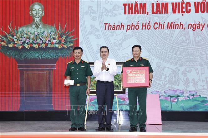 Chủ tịch Quốc hội Thanh Mẫn tặng quà Sư đoàn 9, Quân đoàn 34. Ảnh: Doãn Tấn - TTXVN