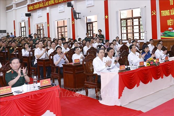 Chủ tịch Quốc hội Thanh Mẫn và đại biểu cùng cán bộ, chiến sĩ Sư đoàn 9, Quân đoàn 34 dự sự kiện. Ảnh: Doãn Tấn - TTXVN