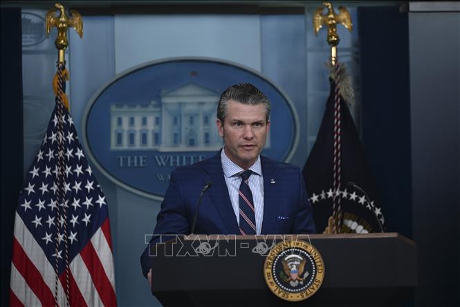 Bộ trưởng Chiến tranh Mỹ Pete Hegseth khẳng định chiến dịch nhằm vào nước Cộng hòa Hồi giáo Iran là khởi đầu của một “sứ mệnh mang tính quyết định, có sức răn đe mạnh mẽ và rõ ràng”, không phải một cuộc can dự vô thời hạn. Ảnh: AA/TTXVN