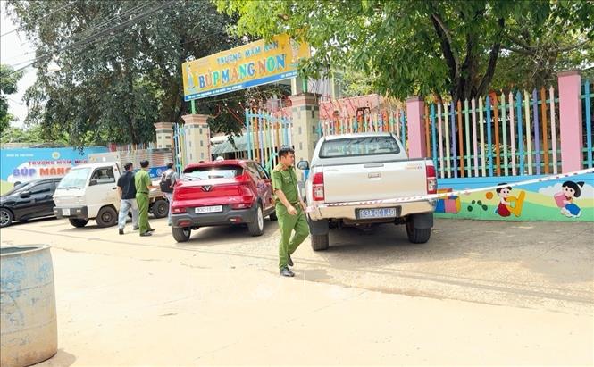 Lực lượng chức năng tiến hành khám nghiệm hiện trường. Ảnh: Đậu Tất Thành – TTXVN