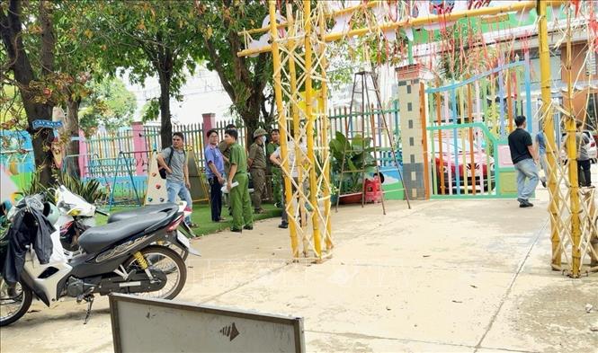 Lực lượng chức năng tiến hành khám nghiệm hiện trường. Ảnh: Đậu Tất Thành – TTXVN