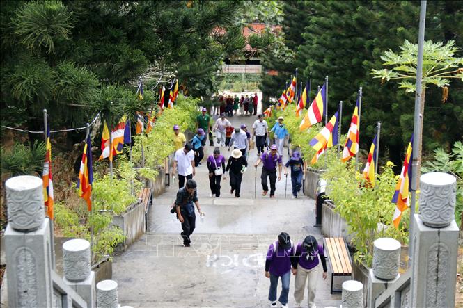 Du khách viếng chùa đầu Xuân. Ảnh: Hồng Hiếu - TTXVN