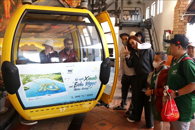 Du khách lên cáp treo tham quan, khám phá hệ sinh thái Khu Du lịch Núi Tà Cú, xã Hàm Thuận Nam, tỉnh Lâm Đồng. Ảnh: Hồng Hiếu - TTXVN