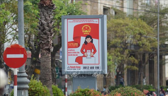 Các tuyến đường chính của thành phố Huế được trang hoàng tuyên truyền về công tác bầu cử. Ảnh: Văn Dũng-TTXVN