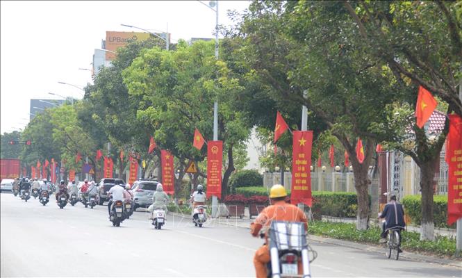 Các tuyến đường chính của thành phố Huế được trang hoàng tuyên truyền về công tác bầu cử. Ảnh: Văn Dũng-TTXVN