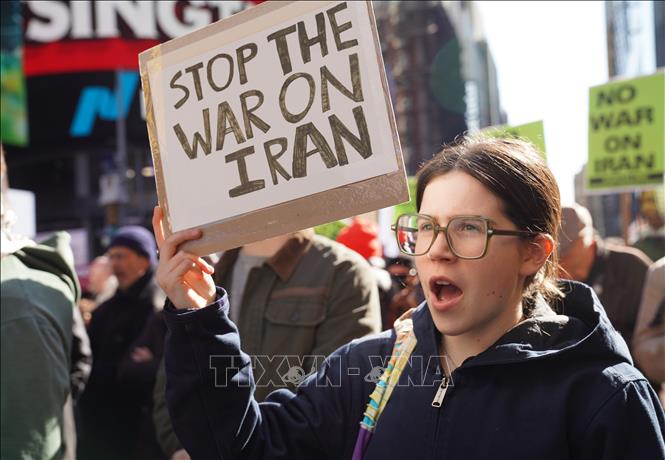 Người dân tuần hành phản đối cuộc tấn công Iran tại New York, Mỹ ngày 28/2/2026. Ảnh: THX/TTXVN
