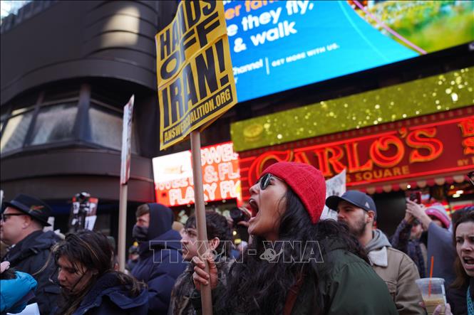 Người dân tuần hành phản đối cuộc tấn công Iran tại New York, Mỹ ngày 28/2/2026. Ảnh: THX/TTXVN