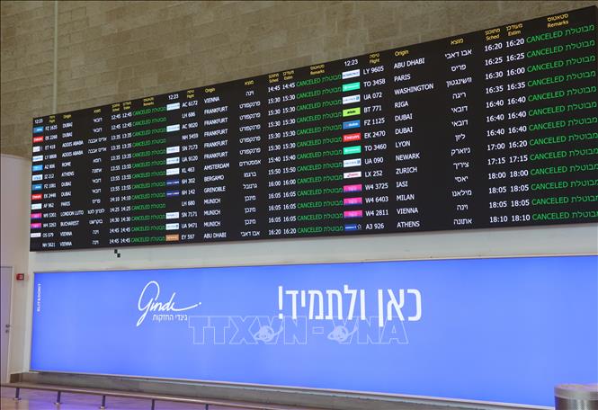 Danh sách các chuyến bay bị hủy tại sân bay quốc tế Ben Gurion gần Tel Aviv, Israel khi nước này đóng cửa không phận, ngày 28/2/2026. Ảnh: THX/TTXVN