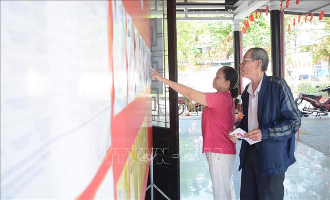 Cử tri đến xem danh sách đại biểu tại khu vực bỏ phiếu số 11 thành phố Huế. Ảnh: Văn Dũng-TTXVN