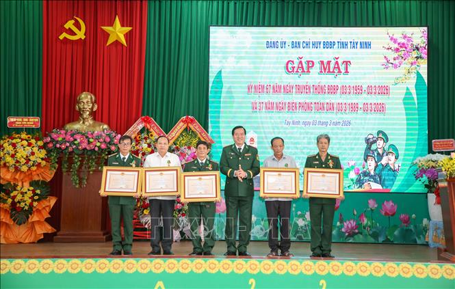 Nguyên thủ trưởng, chỉ huy các đơn vị thuộc Bộ Chỉ huy Bộ đội Biên phòng Tây Ninh và Long An (cũ) vinh nhận đón nhận Huân chương Bảo vệ Tổ quốc. Ảnh: Giang Phương – TTXVN