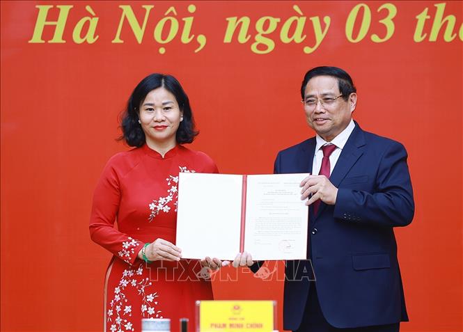 Thủ tướng Phạm Minh Chính trao Quyết định của Bộ Chính trị về việc điều động, phân công, chỉ định đồng chí Nguyễn Thị Tuyến, Phó Chủ tịch Ủy ban Trung ương Mặt trận Tổ quốc Việt Nam, Chủ tịch Hội Liên hiệp Phụ nữ Việt Nam giữ chức Phó Bí thư Đảng ủy Chính phủ. Ảnh: Dương Giang-TTXVN 
