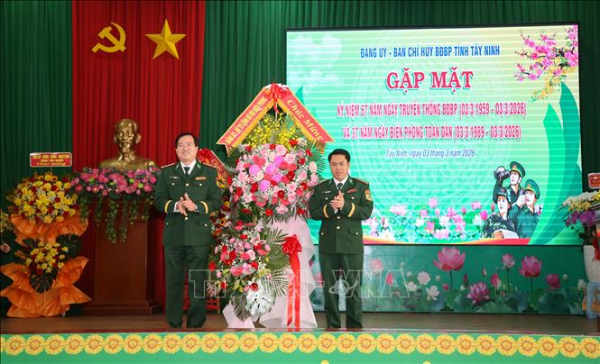 Đại tá Trần Văn Le (trái), Phó Tham mưu trưởng Bộ đội Biên phòng chúc mừng Ban Chỉ huy Bộ đội Biên phòng tỉnh Tây Ninh. Ảnh: Giang Phương – TTXVN